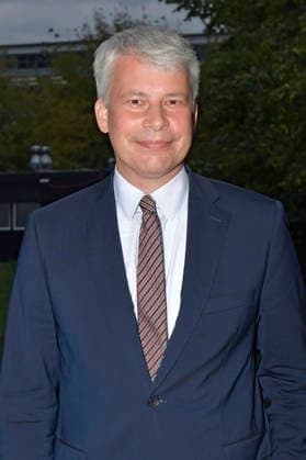 Steffen Bilger bei einem Photoshooting im Park. Berlin, 19.08.2026 *** Steffen Bilger during a photo shoot at Park Berlin, August 19, 2026 Foto:xM.xBehrensx xFuturexImagex bilger_6805