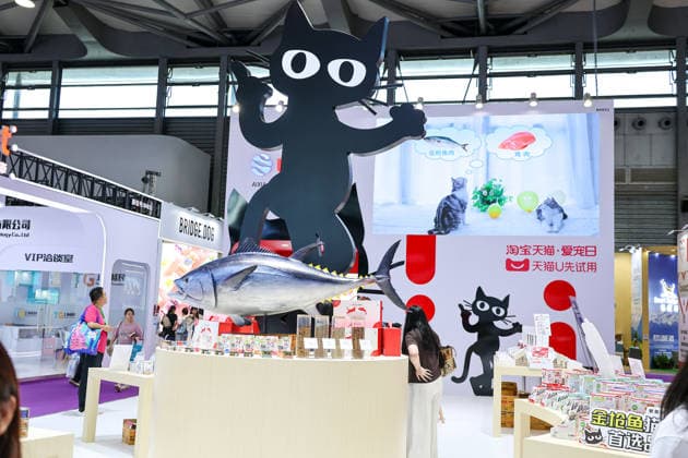 SHANGHAI, CHINA - AUGUST 19: Pet food and cat food are displayed at the Tmall booth during the opening of the 28th Asian Pet Exhibition at Shanghai New International Expo Centre on August 19, 2026 in Shanghai, China. The exhibition features a upgraded plan for new product launches in the Asia-Pacific region, showcasing over 100 global debuts covering pet food, household items, smart devices, and healthcare.  Copyright: xVCGx 111660914170