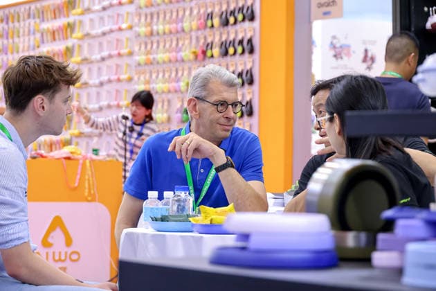SHANGHAI, CHINA - AUGUST 19: A foreign buyer negotiates pet supplies during the opening of the 28th Asian Pet Exhibition at Shanghai New International Expo Center on August 19, 2026 in Shanghai, China. The exhibition has upgraded its Asia-Pacific New Product Debut plan to create a major platform for new product releases in the pet industry, featuring over 100 global debuts covering pet food, household items, smart devices, and healthcare.  Copyright: xVCGx 111660914115