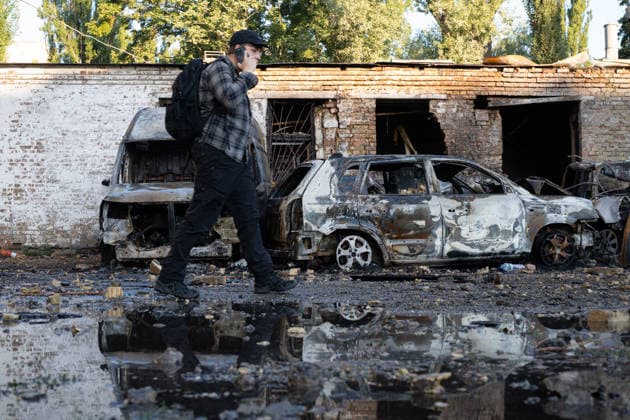 Ukraine says 12 people killed, 33 injured in Russia s overnight strike on Kyiv KYIV, UKRAINE - AUGUST 20: A person walks past burned-out vehicles and a damaged building following an overnight Russian attack on Kyiv, Ukraine, on August 20, 2026. Based on preliminary information provided by Kyiv Mayor Vitali Klitschko, at least 12 people were killed and 33 others wounded, while the Darnytskyi, Sviatoshynskyi and Solomianskyi districts sustained damage. Stringer Anadolu Kyiv Ukraine. Editorial use only. Please get in touch for any other usage.  Copyright: x2026xAnadoluxStringerx