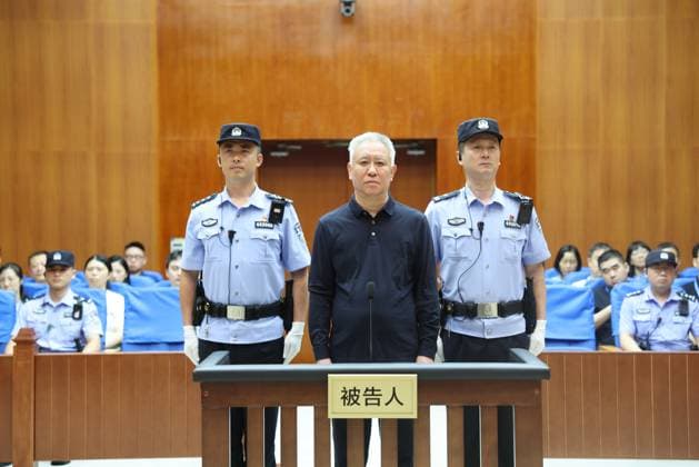 News Bilder des Tages (260820) -- SHENZHEN, Aug. 20, 2026 -- Xu Jiayin, former boss of Evergrande Group, stands trial at the in Shenzhen, south China s Guangdong Province, Aug. 20, 2026. A Chinese court on Thursday sentenced Xu Jiayin, former boss of Evergrande Group, to life in prison after convicting him of multiple crimes. TO GO WITH 2nd LD-Writethru: China sentences former Evergrande boss to life in prison ( Handout via Xinhua) CHINA-GUANGDONG-SHENZHEN-XU JIAYIN-LIFE IN PRISON-SENTENCE (CN) ShenzhenxIntermediatexPeople sxCourt 