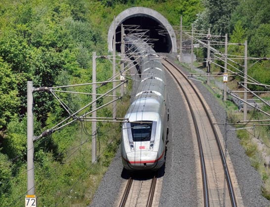 Einblicke bei einer Bahnfahrt mit Start in Goettingen Hbf nach Hannover Hbf auf der ICE Strecke bei Northeim. Zugreise in Deutschland mit der Bahn im ICE.