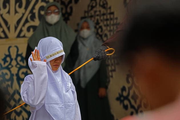News Bilder des Tages August 20, 2026, Banda Aceh, Aceh, Indonesia: A woman underwent a public caning in Taman Sari, Banda Aceh, Aceh Province, Indonesia, on Thursday, August 20, 2026. The Banda Aceh Sharia Court sentenced 11 people to between 7 and 100 lashes for violating Islamic Sharia. Banda Aceh Indonesia - ZUMAs340 20260820_zip_s340_001 Copyright: xKhairuxSyukrillahx
