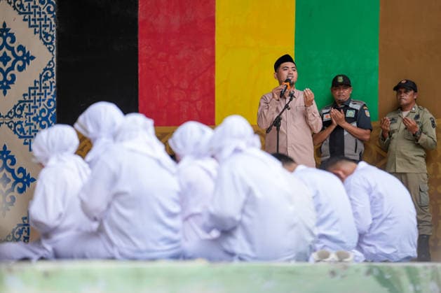 August 20, 2026, Banda Aceh, Aceh, Indonesia: An Islamic cleric recited a prayer moments before a public caning was carried out at Bustanul Salatin Park in Banda Aceh, Aceh Province, Indonesia, on Thursday. Eleven convicted individuals were publicly flogged for various offensesÃ¢â‚¬ranging from gambling and being alone with a non-marital partner to adulteryÃ¢â‚¬receiving punishments that varied from 7, 10, and 22 to 100 lashes. Banda Aceh Indonesia  - ZUMAi115 20260820_zip_i115_006 Copyright: xMuhammadxIqbalx