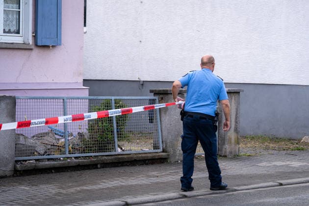 Windhose reißt Dächer weg zahlreiche Häuser und Straßen massiv beschädigt Am 19.08.2026 löste eine Windhose beziehungsweise ein möglicher kleiner Tornado in Solms-Oberndorf im Lahn-Dill-Kreis eine Großschadenslage aus. Die Freiwillige Feuerwehr der Stadt Solms wurde um 20:18 Uhr alarmiert, zahlreiche Häuser und mehrere Straßen wurden massiv beschädigt, Dachteile wurden bis zu drei oder vier Straßen weit getragen. Rund 60 Einsatzkräfte der Feuerwehr Solms und des THW sicherten die Einsatzstelle, drei Häuser waren laut Stadtbrandinspektor Oliver Schweitzer einsturzgefährdet. Verletzte gab es weder unter der Bevölkerung noch unter den Einsatzkräften, alle betroffenen Bewohner konnten laut Bürgermeisterin Katharina Didlapp