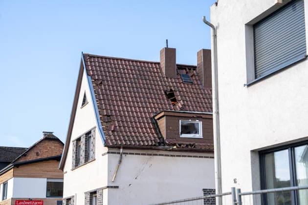 Windhose reißt Dächer weg zahlreiche Häuser und Straßen massiv beschädigt Am 19.08.2026 löste eine Windhose beziehungsweise ein möglicher kleiner Tornado in Solms-Oberndorf im Lahn-Dill-Kreis eine Großschadenslage aus. Die Freiwillige Feuerwehr der Stadt Solms wurde um 20:18 Uhr alarmiert, zahlreiche Häuser und mehrere Straßen wurden massiv beschädigt, Dachteile wurden bis zu drei oder vier Straßen weit getragen. Rund 60 Einsatzkräfte der Feuerwehr Solms und des THW sicherten die Einsatzstelle, drei Häuser waren laut Stadtbrandinspektor Oliver Schweitzer einsturzgefährdet. Verletzte gab es weder unter der Bevölkerung noch unter den Einsatzkräften, alle betroffenen Bewohner konnten laut Bürgermeisterin Katharina Didlapp