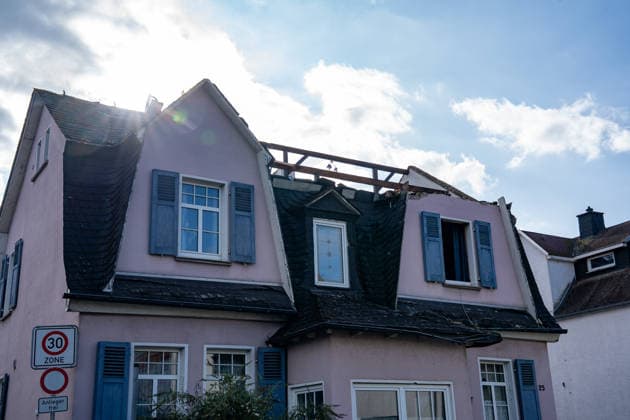 Windhose reißt Dächer weg zahlreiche Häuser und Straßen massiv beschädigt Am 19.08.2026 löste eine Windhose beziehungsweise ein möglicher kleiner Tornado in Solms-Oberndorf im Lahn-Dill-Kreis eine Großschadenslage aus. Die Freiwillige Feuerwehr der Stadt Solms wurde um 20:18 Uhr alarmiert, zahlreiche Häuser und mehrere Straßen wurden massiv beschädigt, Dachteile wurden bis zu drei oder vier Straßen weit getragen. Rund 60 Einsatzkräfte der Feuerwehr Solms und des THW sicherten die Einsatzstelle, drei Häuser waren laut Stadtbrandinspektor Oliver Schweitzer einsturzgefährdet. Verletzte gab es weder unter der Bevölkerung noch unter den Einsatzkräften, alle betroffenen Bewohner konnten laut Bürgermeisterin Katharina Didlapp