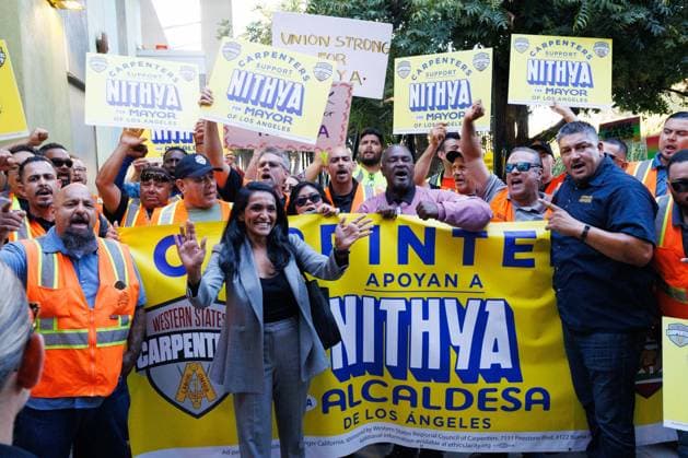 August 19, 2026, Los Angeles, California, USA: NITHYA RAMAN, Los Angeles mayoral candidate and city councilmember, takes photos with members of the Western State Carpenters before a debate in Sherman Oaks, California, on Wednesday, August 19, 2026. Los Angeles USA - ZUMAt176 20260819_zsp_t176_006 Copyright: xJacksonxTammariellox