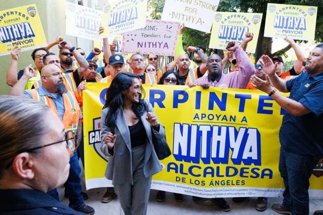 August 19, 2026, Los Angeles, California, USA: NITHYA RAMAN, Los Angeles mayoral candidate and city councilmember, takes photos with members of the Western State Carpenters before a debate in Sherman Oaks, California, on Wednesday, August 19, 2026. Los Angeles USA - ZUMAt176 20260819_zsp_t176_007 Copyright: xJacksonxTammariellox