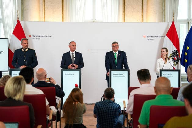 20.08.2026 - Europa, Österreich, Wien: Präsentation und Pressekonferenz von Maßnahmen gegen Extremismus und Kriminalität bei Jugendlichen; Landespolizeivizepräsident Dieter Csefan, Innenminister Gerhard Karner, Staatssekretär Jörg Leichtfried, DSN-Direktorin Sylvia Mayer *** August 20, 2026 Europe, Austria, Vienna Presentation and press conference on measures to combat extremism and youth crime Deputy State Police Chief Dieter Csefan, Minister of the Interior Gerhard Karner, State Secretary Jörg Leichtfried, DSN Director Sylvia Mayer Copyright: xLUKAxKOLANOVICx