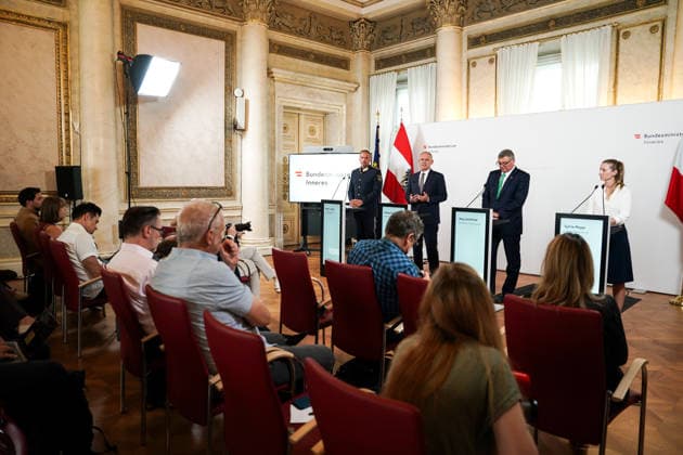 20.08.2026 - Europa, Österreich, Wien: Präsentation und Pressekonferenz von Maßnahmen gegen Extremismus und Kriminalität bei Jugendlichen; Landespolizeivizepräsident Dieter Csefan, Innenminister Gerhard Karner, Staatssekretär Jörg Leichtfried, DSN-Direktorin Sylvia Mayer *** August 20, 2026 Europe, Austria, Vienna Presentation and press conference on measures to combat extremism and youth crime Deputy State Police Chief Dieter Csefan, Minister of the Interior Gerhard Karner, State Secretary Jörg Leichtfried, DSN Director Sylvia Mayer Copyright: xLUKAxKOLANOVICx