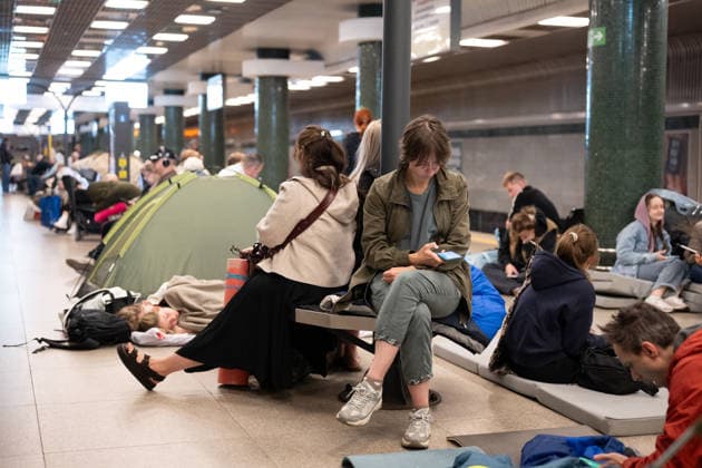 A woman looks at a smartphone as people remain at the Holosiivska metro station during a large-scale overnight Russian attack on Kyiv, Ukraine, August 20, 2026. (Photo by Danylo Antoniuk Ukrinform) Kyiv residents shelter in metro during overnight Russian attack  Copyright: xDanyloxAntoniukx