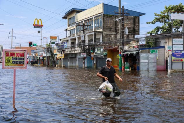 Monsoon rains flood multiple places in Philippines as tens of thousands displaced PAMPANGA, PHILIPPINES - AUGUST 20: A man wades through a flooded street caused by monsoon rains, in Apalit, Pampanga, Philippines, on August 20, 2026. The lingering monsoon effects, compounded with the intensifying tropical storm Saudel that is expected to turn into a typhoon, have recently brought humongous rains to the Philippines, causing widespread, serious flooding in multiple areas across 10 different regions, including those on Central Luzon. As a result, tens of thousands of people across the Southeast Asian country have been displaced or evacuated to safety. Daniel Ceng Anadolu Pampanga Philippines. Editorial use only. Please get in touch for any ot  Copyright: x2026xAnadoluxDanielxCengx