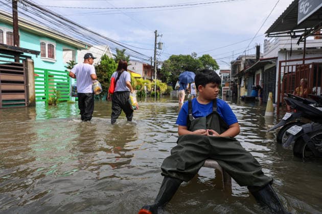Monsoon rains flood multiple places in Philippines as tens of thousands displaced BULACAN, PHILIPPINES - AUGUST 20: People wade through flood waters at a flooded town due to monsoon rains, in Calumpit, Bulacan, Philippines, on August 20, 2026. The lingering monsoon effects, compounded with the intensifying tropical storm Saudel that is expected to turn into a typhoon, have recently brought humongous rains to the Philippines, causing widespread, serious flooding in multiple areas across 10 different regions, including those on Central Luzon. As a result, tens of thousands of people across the Southeast Asian country have been displaced or evacuated to safety. Daniel Ceng Anadolu Bulacan Philippines. Editorial use only. Please get in touch  Copyright: x2026xAnadoluxDanielxCengx
