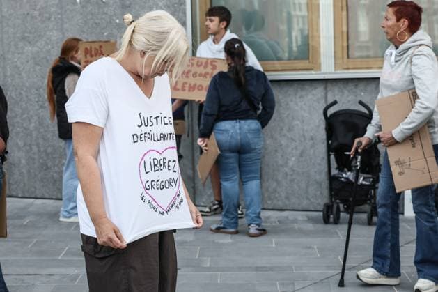 Protestors gather outside to support GrÃ gory Lenoci, before the judgment session in the trial of Gregory Lenoci, regarding the attempted murder of his neighbour Marc P., at the Namur Criminal Court, on Thursday 20 August 2026. GrÃ gory Lenoci is accused of assaulting his neighbor on 24 July 2025, following suspicions that the neighbor had sexually assaulted his stepson, leaving the victim in a vegetative state.  BRUNOxFAHY 183816106
