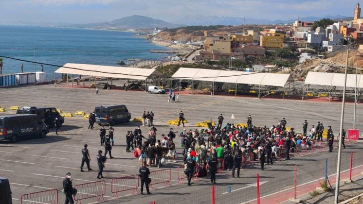 Police Clear Trampolín Beach in Ceuta Several migrants cleared from Trampolín Beach await relocation, August 20, 2026, in Ceuta, Spain. Police have begun clearing the makeshift migrant camp on Ceuta’s Trampolín Beach. The autonomous city continues to face a serious humanitarian crisis following the historic mass influx of more than 70,000 migrants who swam across the Tarajal Strait on 30 and 31 of last July. AUGUST 20, 2026, Ceuta, Ceuta, Spain  Copyright: xMarcosxMorenox 7722084
