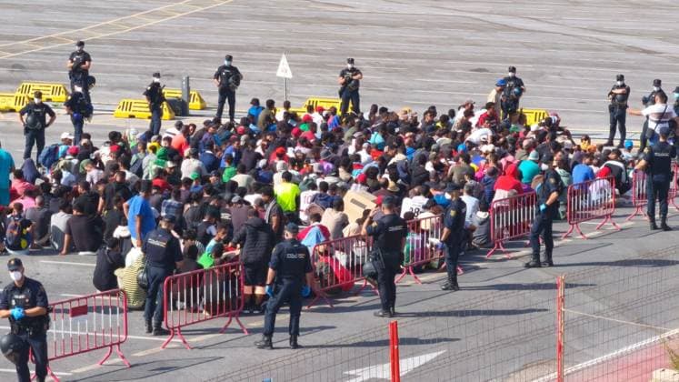 Police Clear Trampolín Beach in Ceuta Several migrants cleared from Trampolín Beach await relocation, August 20, 2026, in Ceuta, Spain. Police have begun clearing the makeshift migrant camp on Ceuta’s Trampolín Beach. The autonomous city continues to face a serious humanitarian crisis following the historic mass influx of more than 70,000 migrants who swam across the Tarajal Strait on 30 and 31 of last July. AUGUST 20, 2026, Ceuta, Ceuta, Spain  Copyright: xMarcosxMorenox 7722090