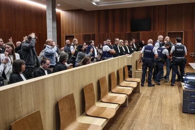 News Bilder des Tages Gregory Lenoci (R) reacts during the judgment session in the trial of Gregory Lenoci, regarding the attempted murder of his neighbour Marc P., at the Namur Criminal Court, on Thursday 20 August 2026. GrÃ gory Lenoci is accused of assaulting his neighbor on 24 July 2025, following suspicions that the neighbor had sexually assaulted his stepson, leaving the victim in a vegetative state.  BRUNOxFAHY 183816179