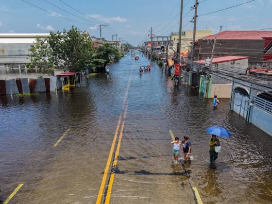 Monsoon rains flood multiple places in Philippines as tens of thousands displaced PAMPANGA, PHILIPPINES - AUGUST 20: People wade through a flooded road caused by monsoon rains, in Apalit, Pampanga, Philippines, on August 20, 2026. The lingering monsoon effects, compounded with the intensifying tropical storm Saudel that is expected to turn into a typhoon, have recently brought humongous rains to the Philippines, causing widespread, serious flooding in multiple areas across 10 different regions, including those on Central Luzon. As a result, tens of thousands of people across the Southeast Asian country have been displaced or evacuated to safety. Daniel Ceng Anadolu Pampanga Philippines. Editorial use only. Please get in touch for any othe  Copyright: x2026xAnadoluxDanielxCengx