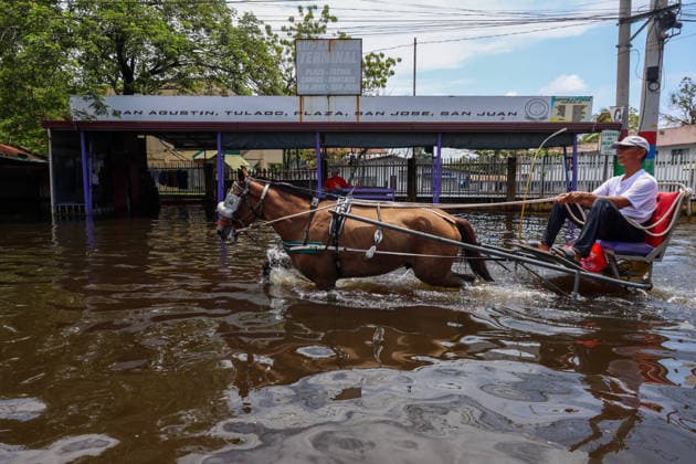 Monsoon rains flood multiple places in Philippines as tens of thousands displaced PAMPANGA, PHILIPPINES - AUGUST 20: A man on a horse-drawn carriage moves through a flooded road caused by monsoon rains, in Apalit, Pampanga, Philippines, on August 20, 2026. The lingering monsoon effects, compounded with the intensifying tropical storm Saudel that is expected to turn into a typhoon, have recently brought humongous rains to the Philippines, causing widespread, serious flooding in multiple areas across 10 different regions, including those on Central Luzon. As a result, tens of thousands of people across the Southeast Asian country have been displaced or evacuated to safety. Daniel Ceng Anadolu Pampanga Philippines. Editorial use only. Please  Copyright: x2026xAnadoluxDanielxCengx