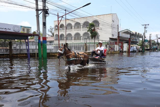 Monsoon rains flood multiple places in Philippines as tens of thousands displaced PAMPANGA, PHILIPPINES - AUGUST 20: A man on a horse-drawn carriage moves through a flooded road caused by monsoon rains, in Apalit, Pampanga, Philippines, on August 20, 2026. The lingering monsoon effects, compounded with the intensifying tropical storm Saudel that is expected to turn into a typhoon, have recently brought humongous rains to the Philippines, causing widespread, serious flooding in multiple areas across 10 different regions, including those on Central Luzon. As a result, tens of thousands of people across the Southeast Asian country have been displaced or evacuated to safety. Daniel Ceng Anadolu Pampanga Philippines. Editorial use only. Please  Copyright: x2026xAnadoluxDanielxCengx