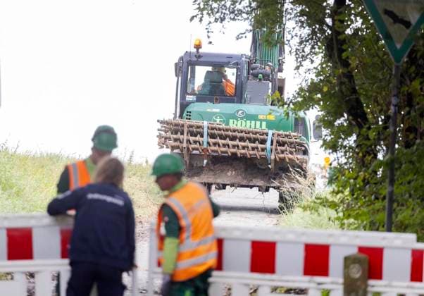 Sondierungsarbeiten nach Bombenverdacht am Donnerstag, dem 20. August 2026 ** NUR FÜR REDAKTIONELLE ZWECKE ** EDITORIAL USE ONLY **<p>Sondierungsarbeiten nach Bombenverdacht am Donnerstag, dem 20. August 2026 an der Dürener Straße direkt am Radweg Rheinischer Esel in Bochum. DEU NRW Bochum Copyright: WalterxFischer *** Search Operations Following Suspected Bomb Threat on Thursday, August 20, 2026 ** FOR EDITORIAL PURPOSES ONLY ** EDITORIAL USE ONLY ** p Search operations following a suspected bomb threat on Thursday, August 20, 2026, on Dürener Straße, directly along the Rheinischer Esel bike path in Bochum, DEU, NRW, Bochum. Copyright WalterxFischer Copyright: WalterxFischer doc878lxdei0yd6y3it1xva ,EDITORIAL USE ONLY