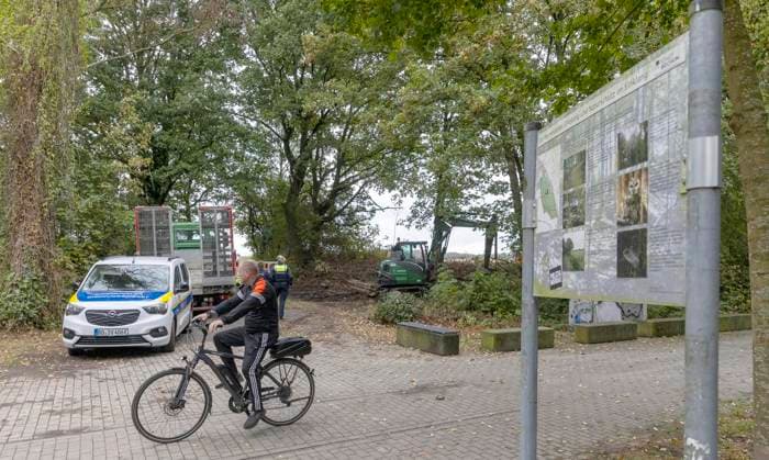 Sondierungsarbeiten nach Bombenverdacht am Donnerstag, dem 20. August 2026 ** NUR FÜR REDAKTIONELLE ZWECKE ** EDITORIAL USE ONLY **<p>Sondierungsarbeiten nach Bombenverdacht am Donnerstag, dem 20. August 2026 an der Dürener Straße direkt am Radweg Rheinischer Esel in Bochum. DEU NRW Bochum Copyright: WalterxFischer *** Search Operations Following Suspected Bomb Threat on Thursday, August 20, 2026 ** FOR EDITORIAL PURPOSES ONLY ** EDITORIAL USE ONLY ** p Search operations following a suspected bomb threat on Thursday, August 20, 2026, on Dürener Straße, directly along the Rheinischer Esel bike path in Bochum, DEU, NRW, Bochum. Copyright WalterxFischer Copyright: WalterxFischer doc878ly9sfmfd14g6dj1yk4 ,EDITORIAL USE ONLY