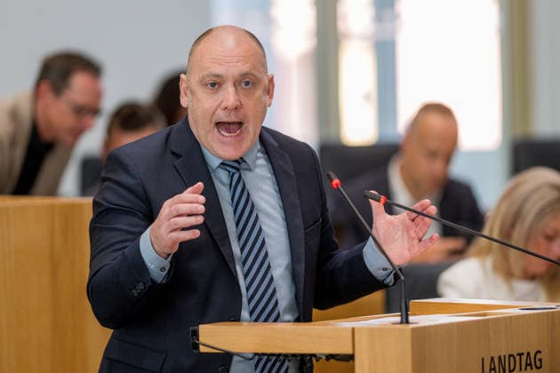 Joachim Paul AFD spricht im Landtag Der rheinland-pfälzische Landtagsabgeordneter der AFD, Joachim Paul, aufgenommen während der Debatte im Landtag in Mainz. Mainz Rheinland-Pfalz Deutschland *** Joachim Paul of the AfD speaks in the state parliament Joachim Paul, an AfD member of the Rhineland-Palatinate state parliament, photographed during a debate in the state parliament in Mainz, Rhineland-Palatinate, Germany