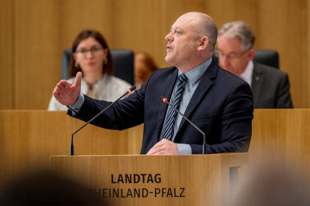 Joachim Paul AFD spricht im Landtag Der rheinland-pfälzische Landtagsabgeordneter der AFD, Joachim Paul, aufgenommen während der Debatte im Landtag in Mainz. Mainz Rheinland-Pfalz Deutschland *** Joachim Paul of the AfD Speaks in the State Parliament Joachim Paul, an AfD member of the Rhineland-Palatinate State Parliament, photographed during a debate in the State Parliament in Mainz, Rhineland-Palatinate, Germany