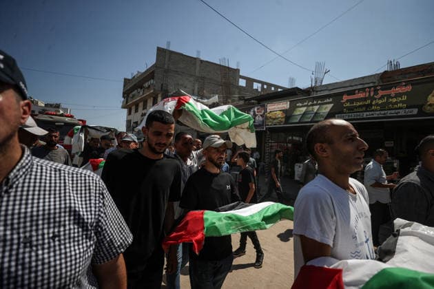 Funeral held for 50 Palestinians recovered from rubble at Al-Shifa Hospital in Gaza GAZA CITY, GAZA, PALESTINE - AUGUST 20: Relatives and local residents attend the funeral ceremony for 50 Palestinians, whose bodies were recovered from the rubble of buildings destroyed in intense Israeli bombardments, at the courtyard of Al-Shifa Medical Complex in Gaza City, Gaza, Palestine on August 20, 2026. Following extensive search and rescue operations by Palestinian Civil Defense teams, the recovered bodies were brought to the medical complex before being laid to rest by grieving families and community members. Ali Jadallah Anadolu Gaza City Gaza. Editorial use only. Please get in touch for any other usage.  Copyright: x2026xAnadoluxAlixJadallahx