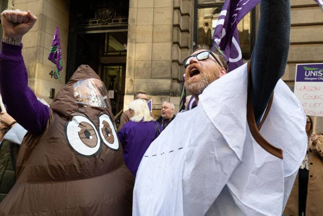 News Bilder des Tages August 20, 2026, Glasgow, Scotland, UK: Members of the Unite, UNISON and GMB unions held a protest outside Glasgow City Chambers to coincide with a vote on a new pay and grading scheme for council employees. The unions claim the councils proposals would adversely affect low-paid workers, particularly women, who they say have been underpaid for two decades. Glasgow UK - ZUMAs357 20260820_zip_s357_002 Copyright: xCameronxScottx