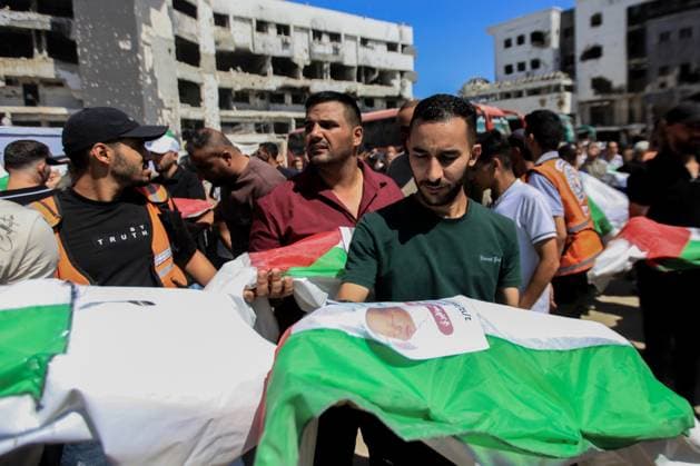 RECORD DATE NOT STATED Mass Funeral Held for Palestinians Killed in Previous Israeli Attacks (INT) Mass Funeral Held for Palestinians Killed in Previous Israeli Attacks. AUGUST 20, 2026, Gaza, Palestine: Palestinians carry the bodies of relatives during a mass funeral for 50 people whose remains were recently recovered by Civil Defense teams from the rubble of buildings destroyed in earlier Israeli airstrikes. The victims were laid to rest after their bodies remained buried beneath the rubble for months. Credit: Hashem Zimmo TheNews2(Foto: Hashem Zimmo Thenews2 imago images) Mass Funeral Held for Palestinians Killed in Previous Israeli Attacks  Copyright: xHashemxZimmox