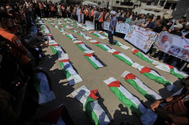 RECORD DATE NOT STATED Mass Funeral Held for Palestinians Killed in Previous Israeli Attacks (INT) Mass Funeral Held for Palestinians Killed in Previous Israeli Attacks. AUGUST 20, 2026, Gaza, Palestine: Palestinians carry the bodies of relatives during a mass funeral for 50 people whose remains were recently recovered by Civil Defense teams from the rubble of buildings destroyed in earlier Israeli airstrikes. The victims were laid to rest after their bodies remained buried beneath the rubble for months. Credit: Hashem Zimmo TheNews2(Foto: Hashem Zimmo Thenews2 imago images) Mass Funeral Held for Palestinians Killed in Previous Israeli Attacks  Copyright: xHashemxZimmox
