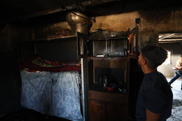 Israeli settlers set fire to a house in the West Bank HEBRON, WEST BANK, PALESTINE - AUGUST 20: Palestinians inspect the damage to a house that Israeli settlers set fire to, where a Palestinian mother and daughter lived, in the Hallet al-Fara area of Yatta, in the southern West Bank city of Hebron, Palestine, on August 20, 2026. Wisam Hashlamoun Anadolu Hebron West Bank. Editorial use only. Please get in touch for any other usage.  Copyright: x2026xAnadoluxWisamxHashlamounx