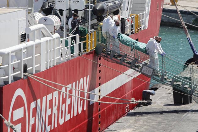 August 20, 2026, Bari: Rescuers bring ashore the body of one of the seven migrants who lost their lives on a distressed wooden boat in international waters off Libya trying to reac the italian coast, Bari, Italy 20 August 2026. The boat was rescued by the humanitarian ship Life Support operated by the NGO Emergency. Of the 50 survivors in total, five are women and 29 are unaccompanied foreign minors..?DONATO FASANO ANSA. Bari  - ZUMAa110 20260820_zaf_a110_015 Copyright: xDonatoxFasanox