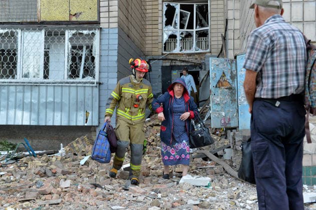 A State Emergency Service rescuer helps an elderly woman evacuate from an apartment block in the Solomianskyi district, damaged by a Russian missile attack, Kyiv, Ukraine, August 20, 2026. High-rise residential buildings, a children’s hospital, a school, utility and warehouse facilities, garages, and cars were damaged in the district as a result of Russia’s overnight large-scale combined strike on the capital. Power grid infrastructure was also affected, causing an outage. In Kyiv, the attack claimed the lives of at least 13 people, including two children. The Russian military targeted the city with ballistic missiles, Kalibr cruise missiles, Kh-101s, and Zircon hypersonic cruise missiles. (Photo by Oleksandr Klymenko Ukrinform) Aftermath o  Copyright: xOleksandrxKlymenkox