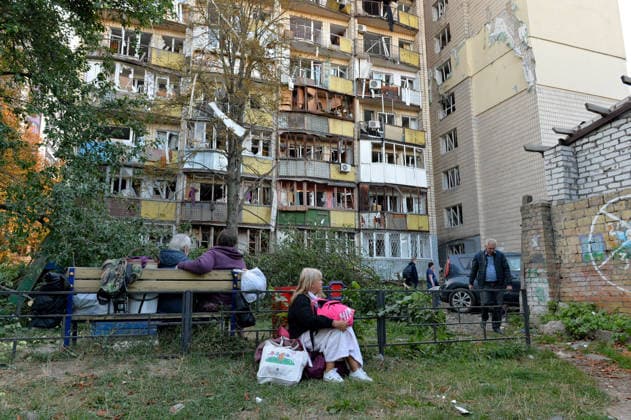 People with their belongings stay outside an apartment block in the Solomianskyi district, damaged by a Russian missile attack, Kyiv, Ukraine, August 20, 2026. High-rise residential buildings, a children’s hospital, a school, utility and warehouse facilities, garages, and cars were damaged in the district as a result of Russia’s overnight large-scale combined strike on the capital. Power grid infrastructure was also affected, causing an outage. In Kyiv, the attack claimed the lives of at least 13 people, including two children. The Russian military targeted the city with ballistic missiles, Kalibr cruise missiles, Kh-101s, and Zircon hypersonic cruise missiles. (Photo by Oleksandr Klymenko Ukrinform) Aftermath of Russian strike in Solomians  Copyright: xOleksandrxKlymenkox