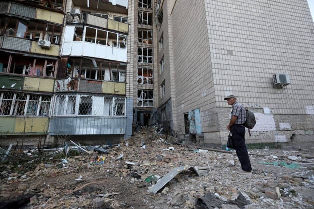 An elderly man with a backpack and a bag stands outside an apartment block in the Solomianskyi district, damaged by a Russian missile attack, Kyiv, Ukraine, August 20, 2026. High-rise residential buildings, a children’s hospital, a school, utility and warehouse facilities, garages, and cars were damaged in the district as a result of Russia’s overnight large-scale combined strike on the capital. Power grid infrastructure was also affected, causing an outage. In Kyiv, the attack claimed the lives of at least 13 people, including two children. The Russian military targeted the city with ballistic missiles, Kalibr cruise missiles, Kh-101s, and Zircon hypersonic cruise missiles. (Photo by Oleksandr Klymenko Ukrinform) Aftermath of Russian strik  Copyright: xOleksandrxKlymenkox