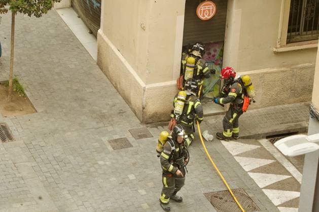 August 20, 2026, Barcelona, Spain: BARCELONA, SPAIN, AUGUST 20, 2026: A fire breaks out on Sant Miquel Street in BarcelonaÃ¢â‚¬â ¢s Barceloneta neighborhood. Emergency services respond at the scene. No information on possible injuries was immediately available. Barcelona Spain - ZUMAq101 20260820_zna_q101_049 Copyright: xPabloxCarvajalxMunizagax