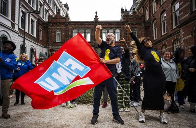 UTRECHT - Cleaners during a protest at the NS headquarters. The cleaners are gathering there as part of a nationwide 48-hour strike due to dissatisfaction over, among other things, the reduction of sick pay. FREEK VAN DEN BERGH ANP netherlands out - belgium out  Copyright: xx x565865445x originalFilename: 565865445.jpg
