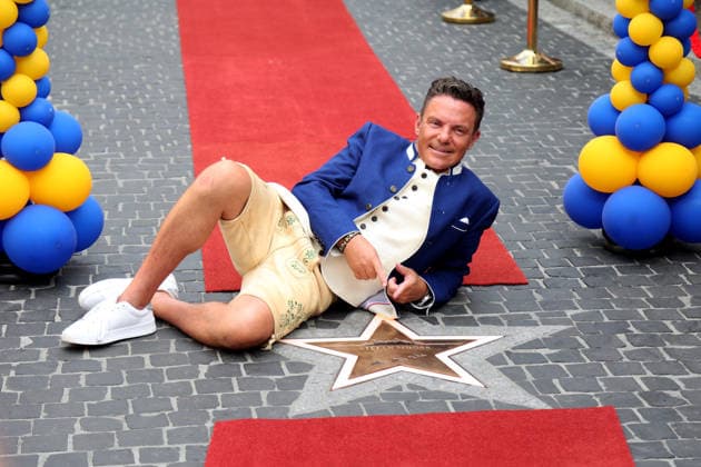 Mross erhält Stern auf Walk of Fame in Rust Rust, 20082026 Stefan Mross: Der Sänger, Entertainer und Moderator der beliebten ARD-Sendung Immer wieder sonntags erhält seinen eigenen Stern auf dem Walk of Fame im Europa-Park. Baden- Württemberg Germany *** Mross Receives a Star on the Walk of Fame in Rust Rust, 20082026 Stefan Mross The singer, entertainer, and host of the popular ARD show *Immer wieder sonntags* receives his own star on the Walk of Fame at Europa-Park in Baden-Württemberg, Germany Copyright: xMatthiasxGränzdörferx