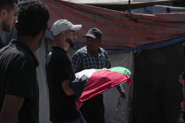 August 20, 2026, Palestine: Palestinians carry the bodies of relatives during a mass funeral for 50 people whose remains were recently recovered by Civil Defense teams from the rubble of buildings destroyed in earlier Israeli airstrikes, on August 20, 2026, in Gaza City, Gaza. The victims were laid to rest after their bodies remained buried beneath the rubble for months Palestine  - ZUMAe144 20260820_zip_e144_028 Copyright: xMohammadxAbuxElsebahx