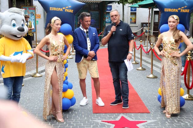 Mross erhält Stern auf Walk of Fame in Rust Rust, 20082026 Stefan Mross: Der Sänger, Entertainer und Moderator der beliebten ARD-Sendung Immer wieder sonntags erhält seinen eigenen Stern auf dem Walk of Fame im Europa-Park. Baden- Württemberg Germany *** Mross Receives a Star on the Walk of Fame in Rust Rust, 20082026 Stefan Mross The singer, entertainer, and host of the popular ARD show *Immer wieder sonntags* receives his own star on the Walk of Fame at Europa-Park in Baden-Württemberg, Germany Copyright: xMatthiasxGränzdörferx