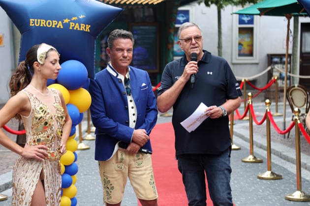 Mross erhält Stern auf Walk of Fame in Rust Rust, 20082026 Stefan Mross: Der Sänger, Entertainer und Moderator der beliebten ARD-Sendung Immer wieder sonntags erhält seinen eigenen Stern auf dem Walk of Fame im Europa-Park. Baden- Württemberg Germany *** Mross Receives a Star on the Walk of Fame in Rust Rust, 20082026 Stefan Mross The singer, entertainer, and host of the popular ARD show *Immer wieder sonntags* receives his own star on the Walk of Fame at Europa-Park in Baden-Württemberg, Germany Copyright: xMatthiasxGränzdörferx