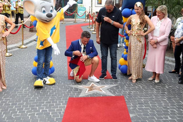 Mross erhält Stern auf Walk of Fame in Rust Rust, 20082026 Stefan Mross: Der Sänger, Entertainer und Moderator der beliebten ARD-Sendung Immer wieder sonntags erhält seinen eigenen Stern auf dem Walk of Fame im Europa-Park. Baden- Württemberg Germany *** Mross Receives a Star on the Walk of Fame in Rust Rust, 20082026 Stefan Mross The singer, entertainer, and host of the popular ARD show *Immer wieder sonntags* receives his own star on the Walk of Fame at Europa-Park in Baden-Württemberg, Germany Copyright: xMatthiasxGränzdörferx