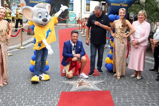 Mross erhält Stern auf Walk of Fame in Rust Rust, 20082026 Stefan Mross: Der Sänger, Entertainer und Moderator der beliebten ARD-Sendung Immer wieder sonntags erhält seinen eigenen Stern auf dem Walk of Fame im Europa-Park. Baden- Württemberg Germany *** Mross Receives a Star on the Walk of Fame in Rust Rust, 20082026 Stefan Mross The singer, entertainer, and host of the popular ARD show *Immer wieder sonntags* receives his own star on the Walk of Fame at Europa-Park in Baden-Württemberg, Germany Copyright: xMatthiasxGränzdörferx