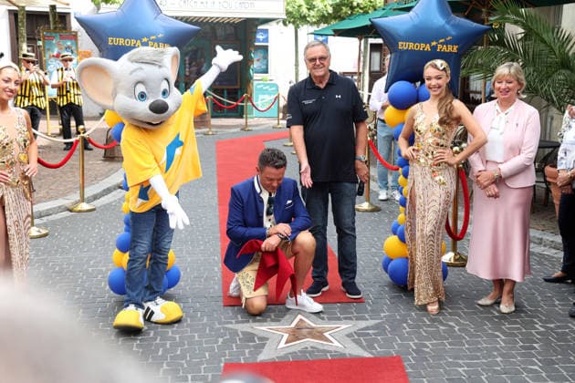 Mross erhält Stern auf Walk of Fame in Rust Rust, 20082026 Stefan Mross: Der Sänger, Entertainer und Moderator der beliebten ARD-Sendung Immer wieder sonntags erhält seinen eigenen Stern auf dem Walk of Fame im Europa-Park. Baden- Württemberg Germany *** Mross Receives a Star on the Walk of Fame in Rust Rust, 20082026 Stefan Mross The singer, entertainer, and host of the popular ARD show *Immer wieder sonntags* receives his own star on the Walk of Fame at Europa-Park in Baden-Württemberg, Germany Copyright: xMatthiasxGränzdörferx