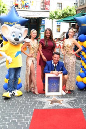 Mross erhält Stern auf Walk of Fame in Rust Rust, 20082026 Stefan Mross: Der Sänger, Entertainer und Moderator der beliebten ARD-Sendung Immer wieder sonntags erhält seinen eigenen Stern auf dem Walk of Fame im Europa-Park. Baden- Württemberg Germany *** Mross Receives a Star on the Walk of Fame in Rust Rust, 20082026 Stefan Mross The singer, entertainer, and host of the popular ARD show *Immer wieder sonntags* receives his own star on the Walk of Fame at Europa-Park in Baden-Württemberg, Germany Copyright: xMatthiasxGränzdörferx