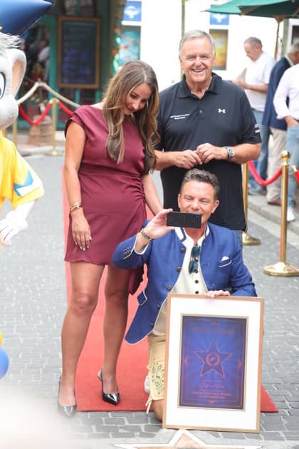 Stefan Mross und Eva Luginger mit Roland Mack bei der Ehrung von Stefan Mross mit einem Stern auf dem Walk of Fame des Europa-Parks im Europa-Park Rust. Rust, 20.08.2026 *** Stefan Mross and Eva Luginger with Roland Mack at the ceremony honoring Stefan Mross with a star on the Europa-Park Walk of Fame at Europa-Park Rust, Rust, August 20, 2026 Copyright: xAgenturxMatthiasxWehnertx xM.xGränzdörferx
