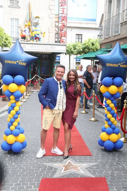Stefan Mross und Eva Luginger bei der Ehrung von Stefan Mross mit einem Stern auf dem Walk of Fame des Europa-Parks im Europa-Park Rust. Rust, 20.08.2026 *** Stefan Mross and Eva Luginger at the ceremony honoring Stefan Mross with a star on the Europa-Park Walk of Fame at Europa-Park Rust, Rust, August 20, 2026 Copyright: xAgenturxMatthiasxWehnertx xM.xGränzdörferx